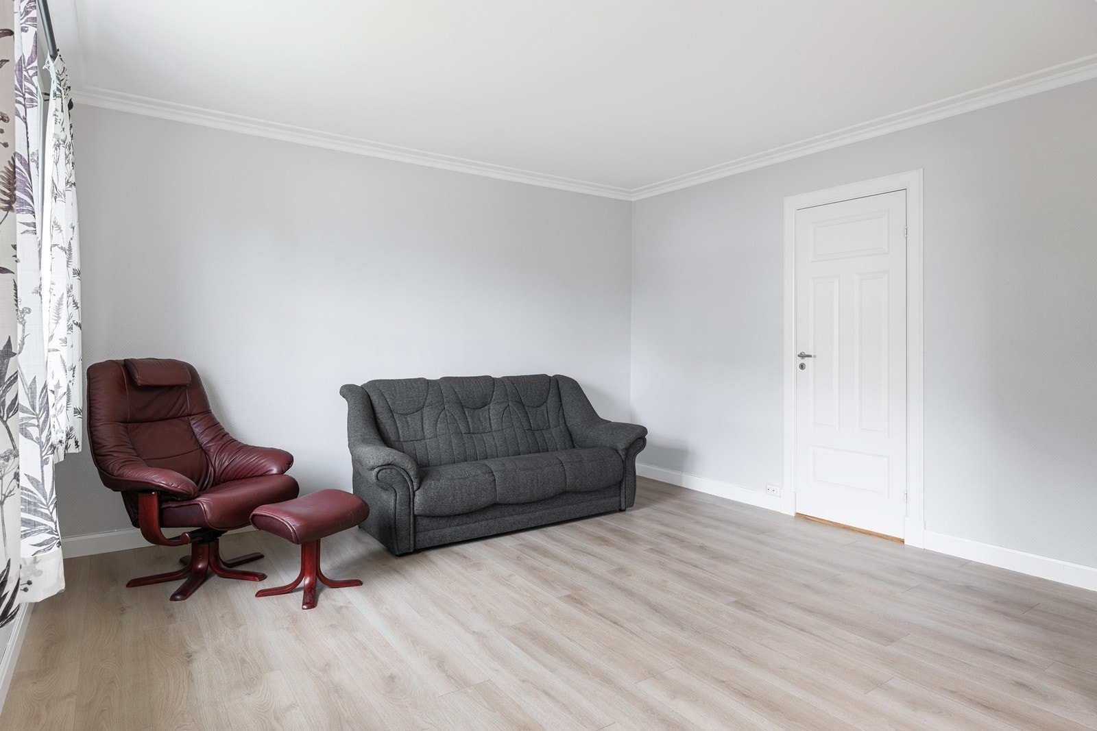 Stua i 1. etasje med lyse, nøytrale overflater, som gjør det enkelt å møblere etter eget ønske Galleribilde