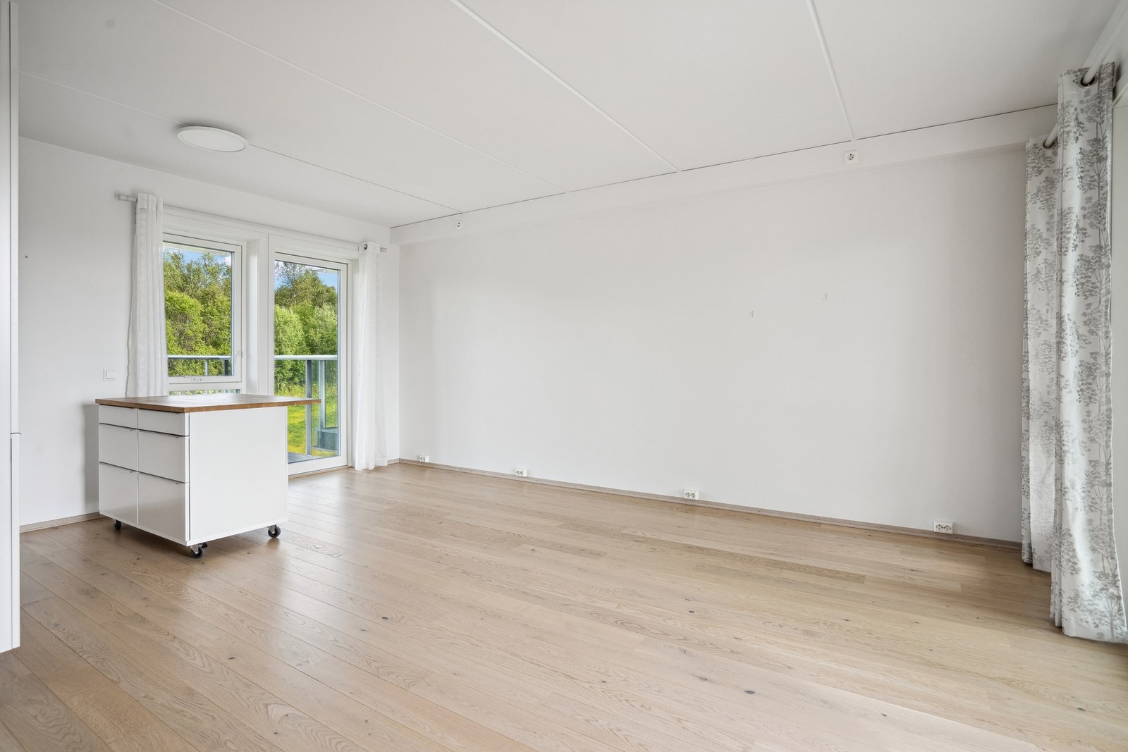 Utgang til østvendt balkong fra kjøkken Galleribilde