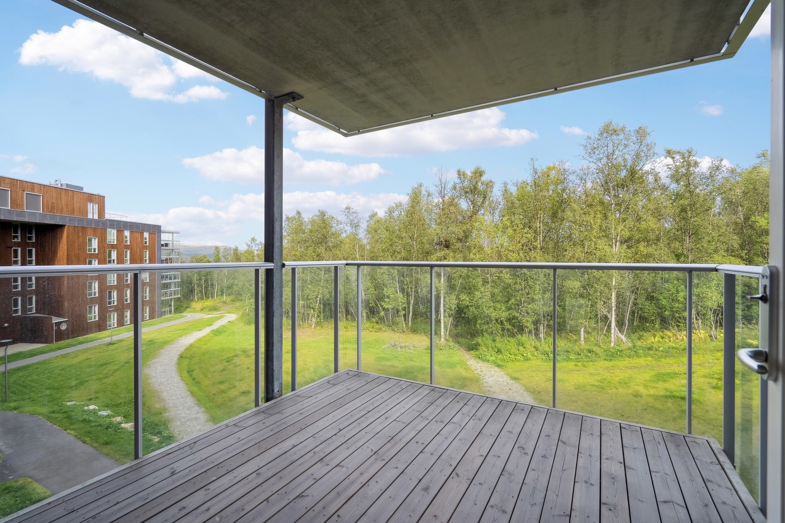 Skjermet balkong med utsikt og friareal og grøntområder Galleribilde