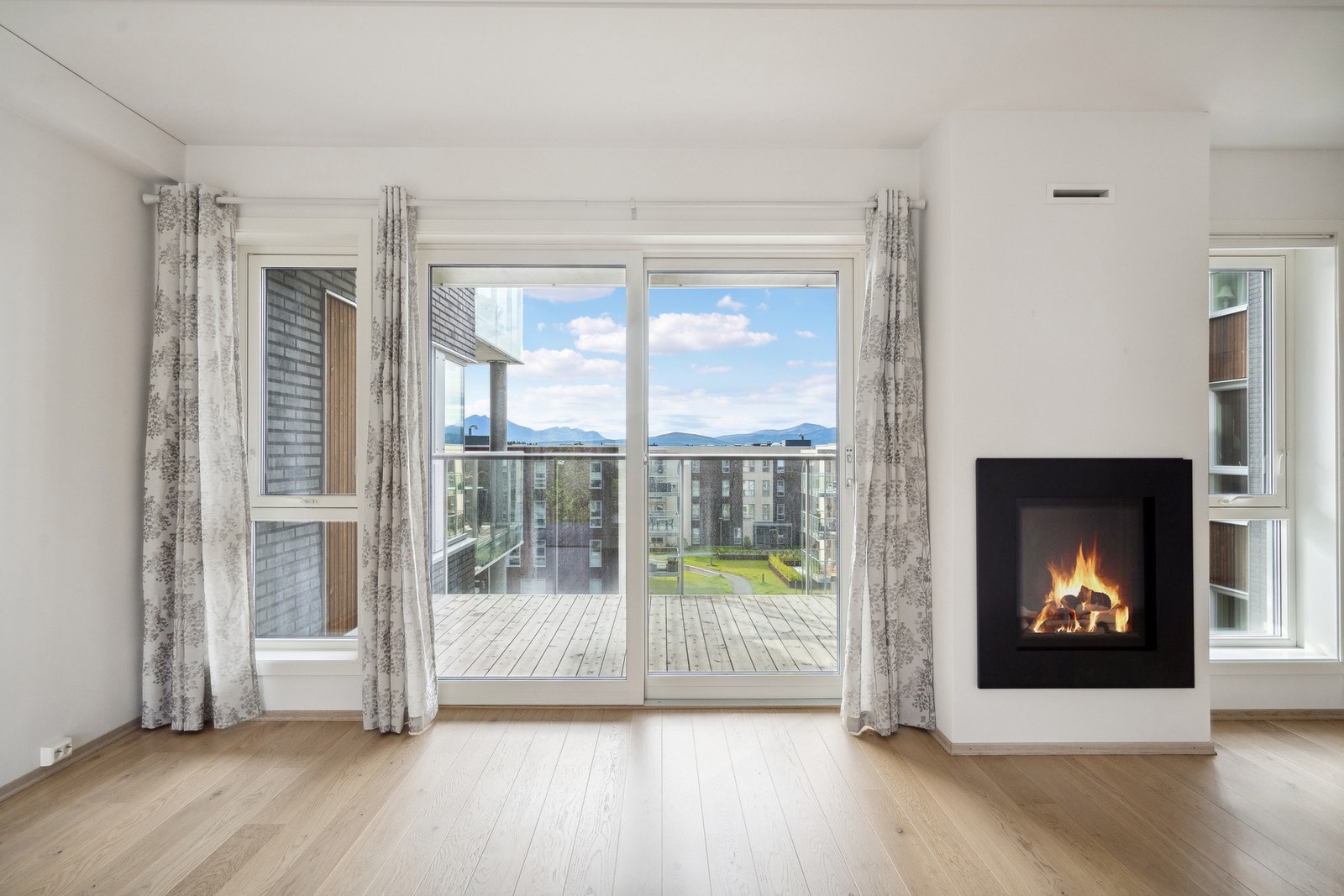 Utgang til vestvendt balkong fra stue, nydelige utsikts- og solforhold Galleribilde