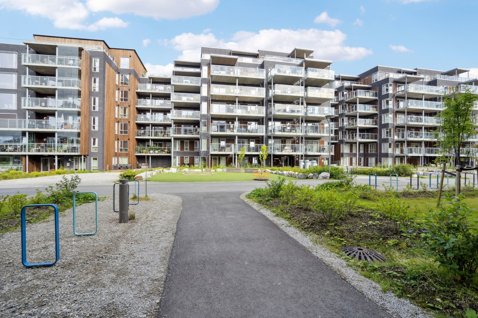 Veletablert og pent opparbeidet uteområder i område Galleribilde