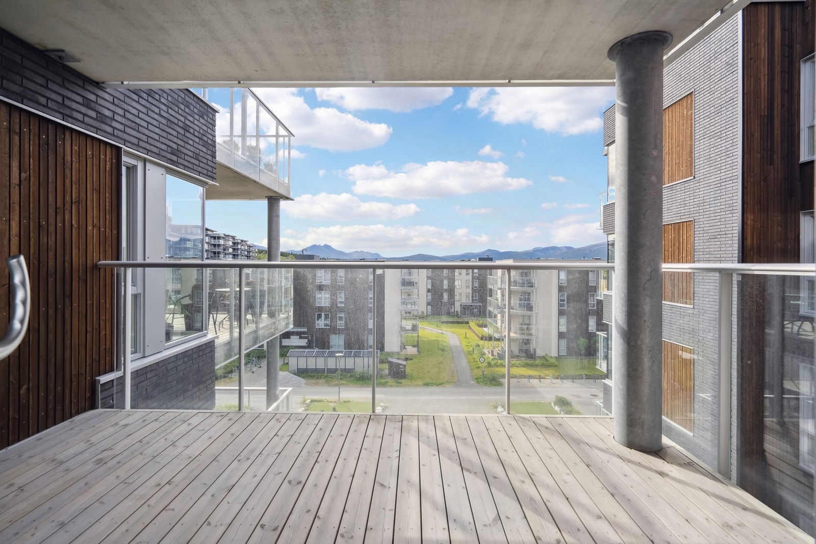 Romslig veranda Galleribilde