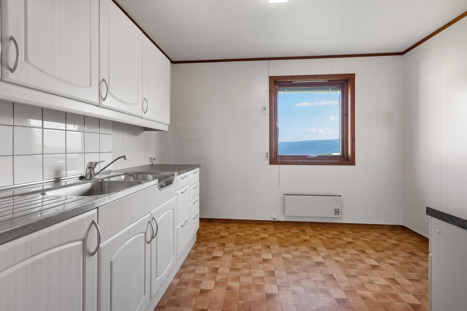 På kjøkkenet er det plass til spisebord Galleribilde