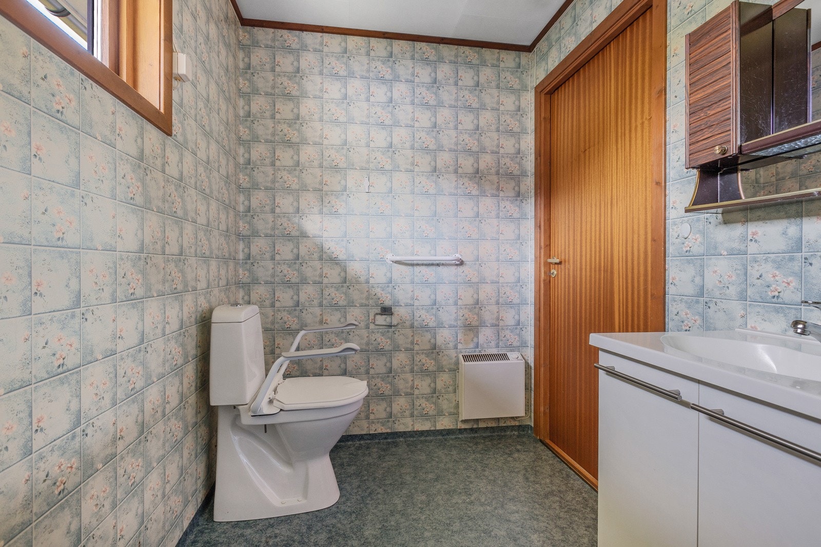 Baderom med våtromstapet og belegg Galleribilde