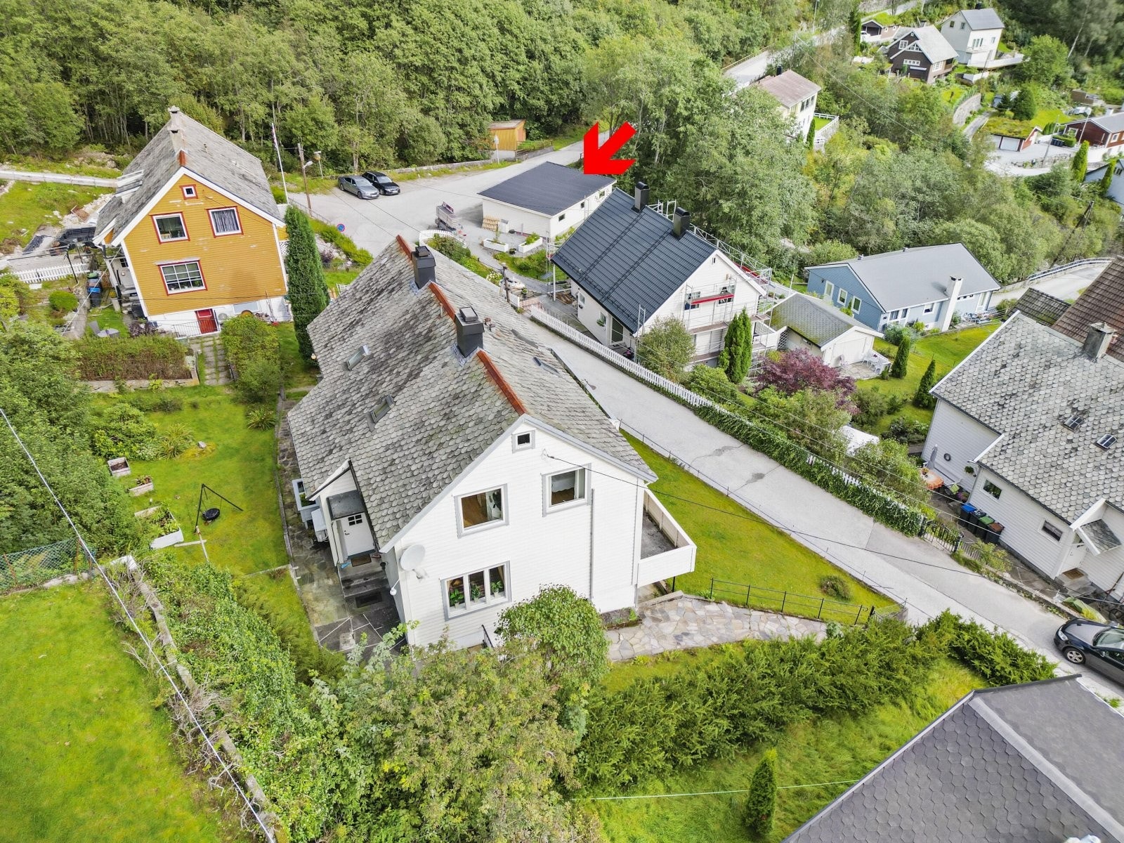 Boligen har tilhørende garasjeplass i felles bygg med to av naboeiendommene Galleribilde
