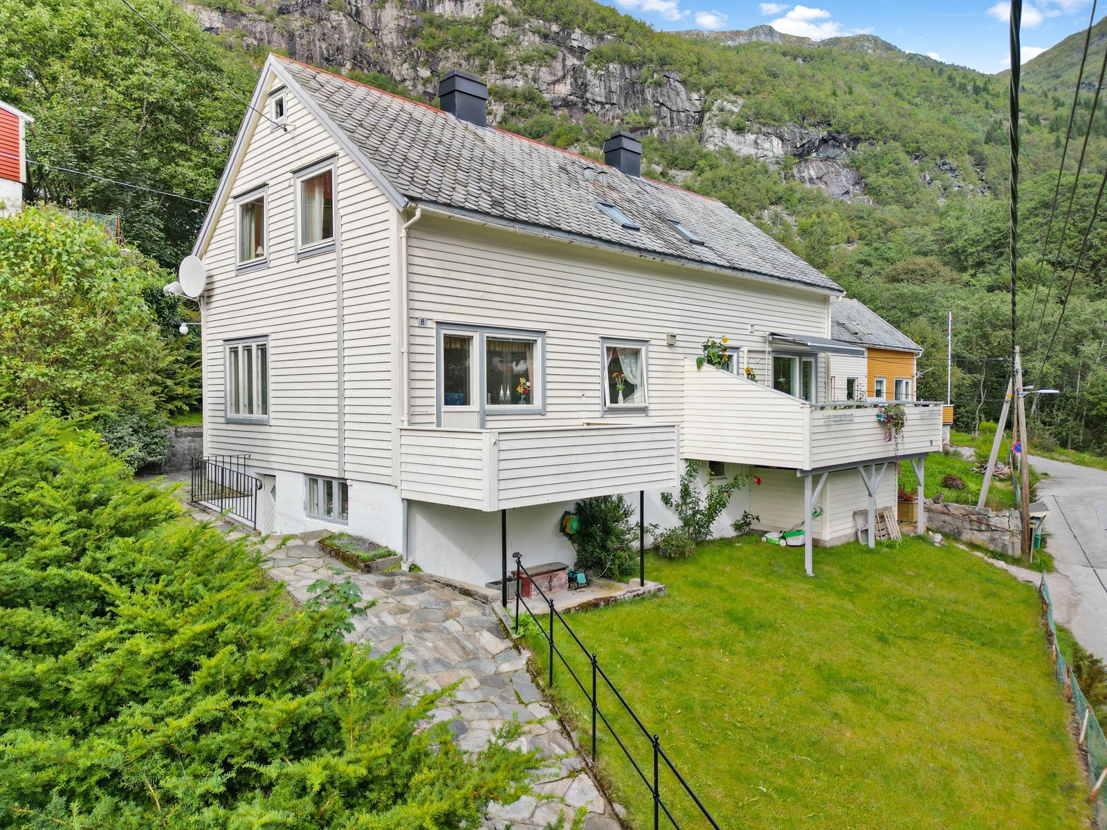 Del av tomannsbolig med tilhørende garasje Galleribilde