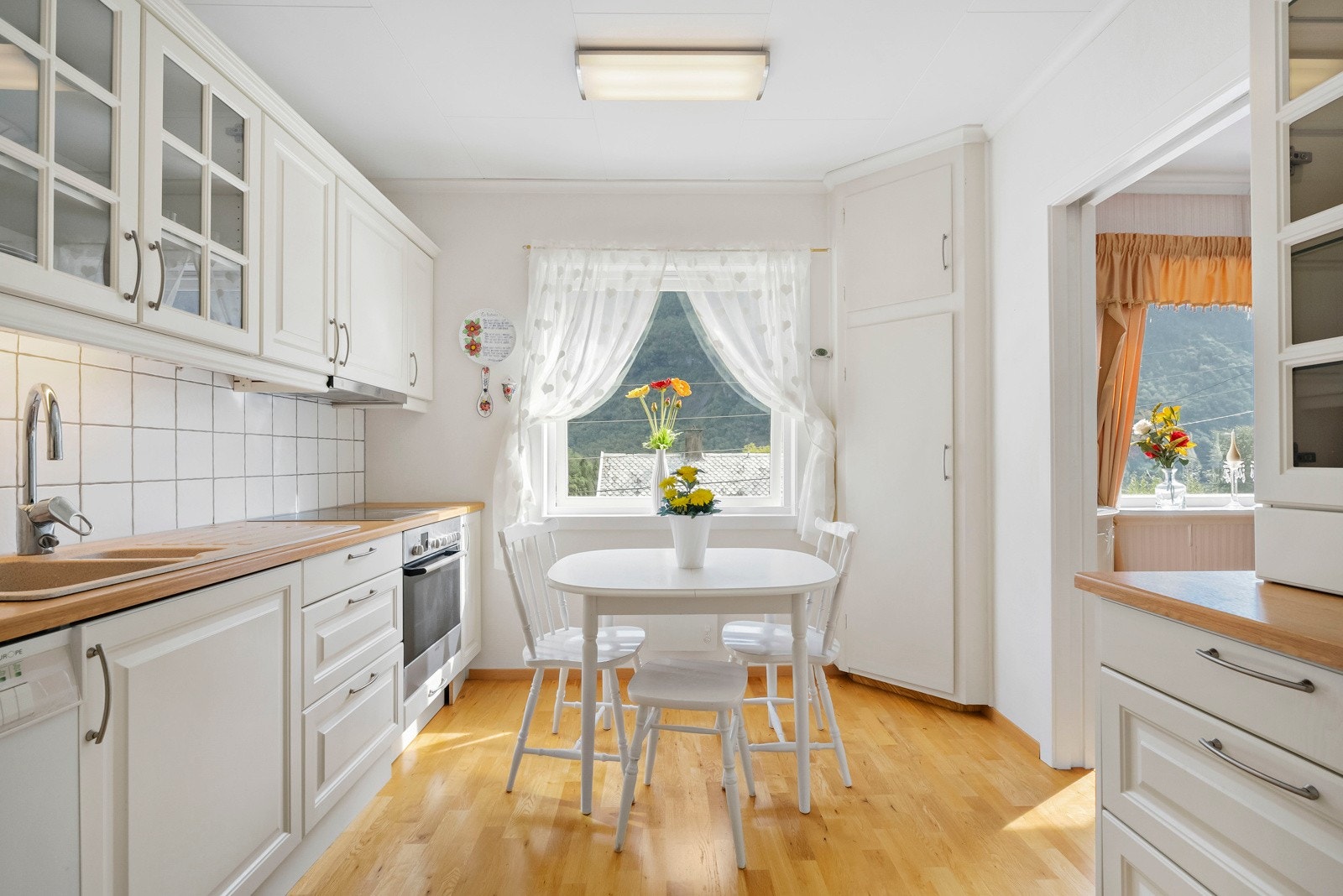 Kjøkken ligger på hovedplan i tilknytning til stua Galleribilde