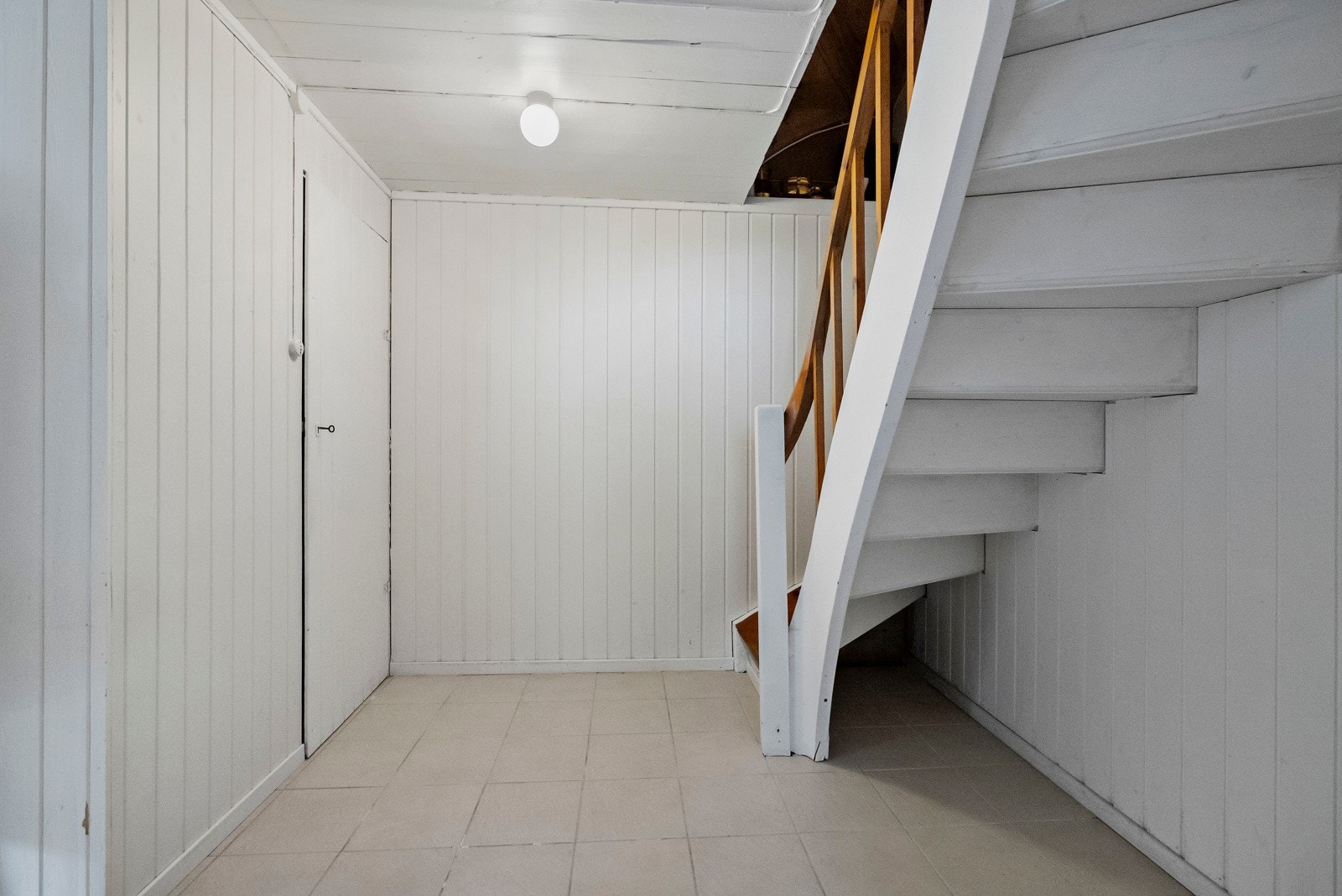 Trappegang til kjelleretasjen Galleribilde