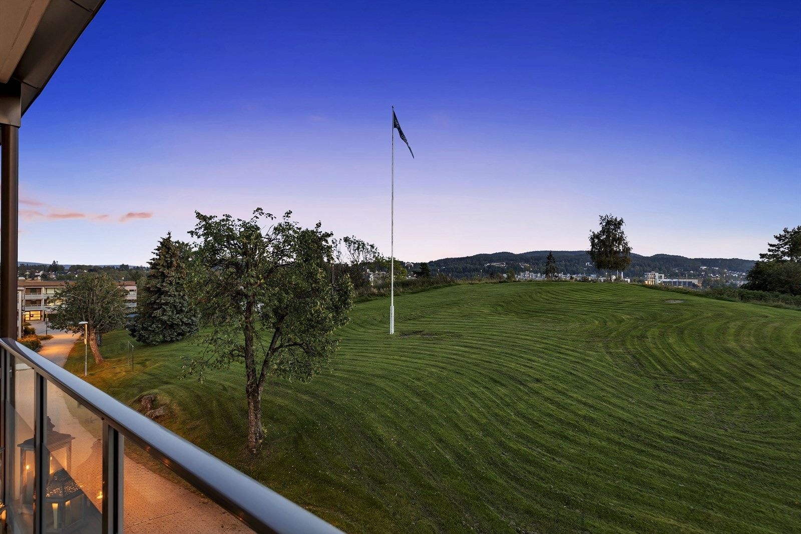 Utsikt fra balkongen til borettslagets pent opparbeide grøntområder og deler av Grorudalen. Galleribilde