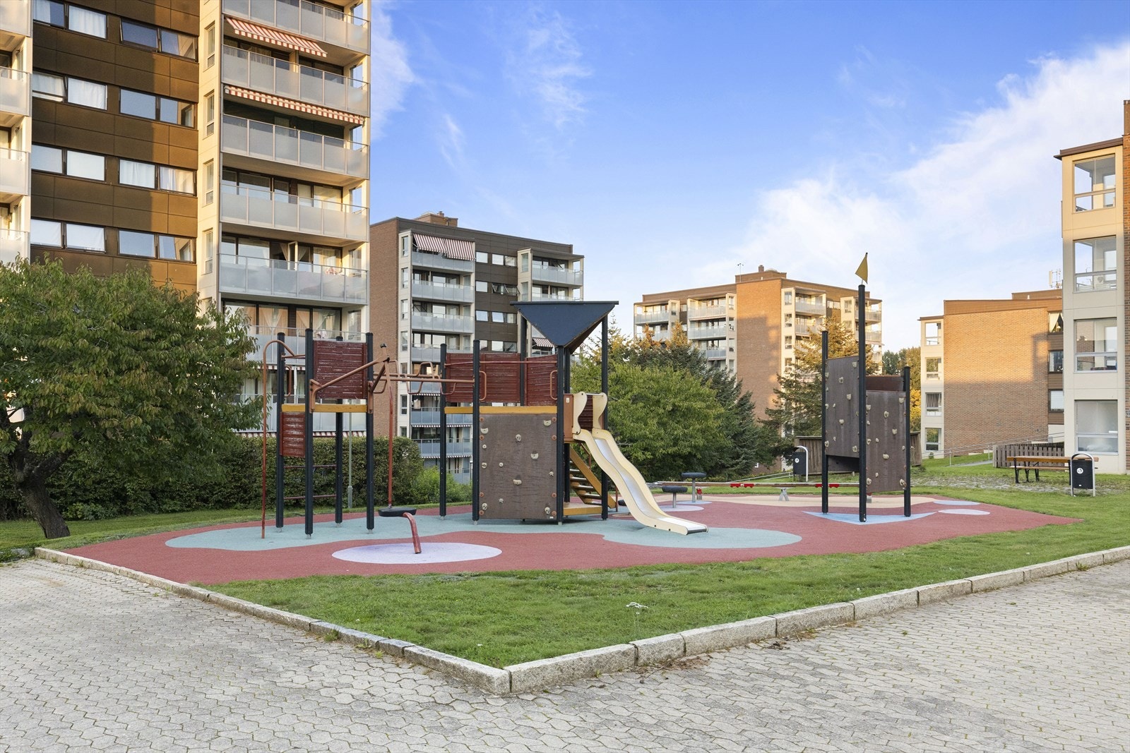 Pent opparbeidede grøntområder i borettslaget med en fin lekeplass. Galleribilde