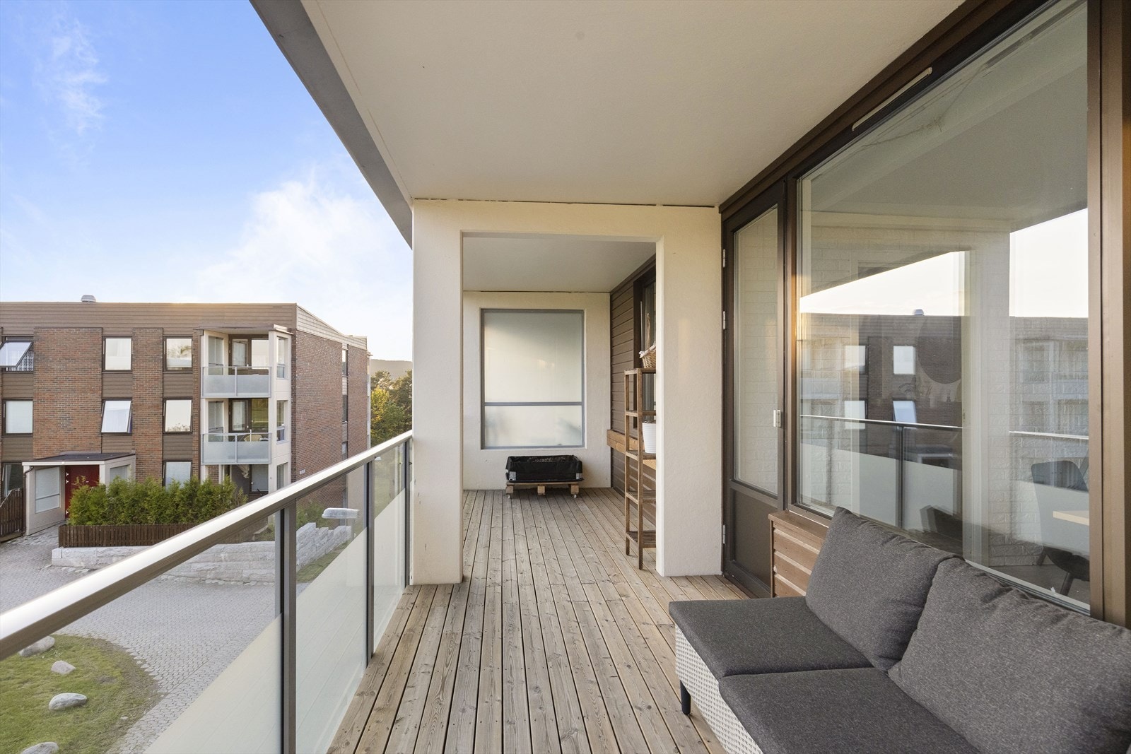 Stor balkong med god plass til sittegruppe, beplantning og grill. Galleribilde