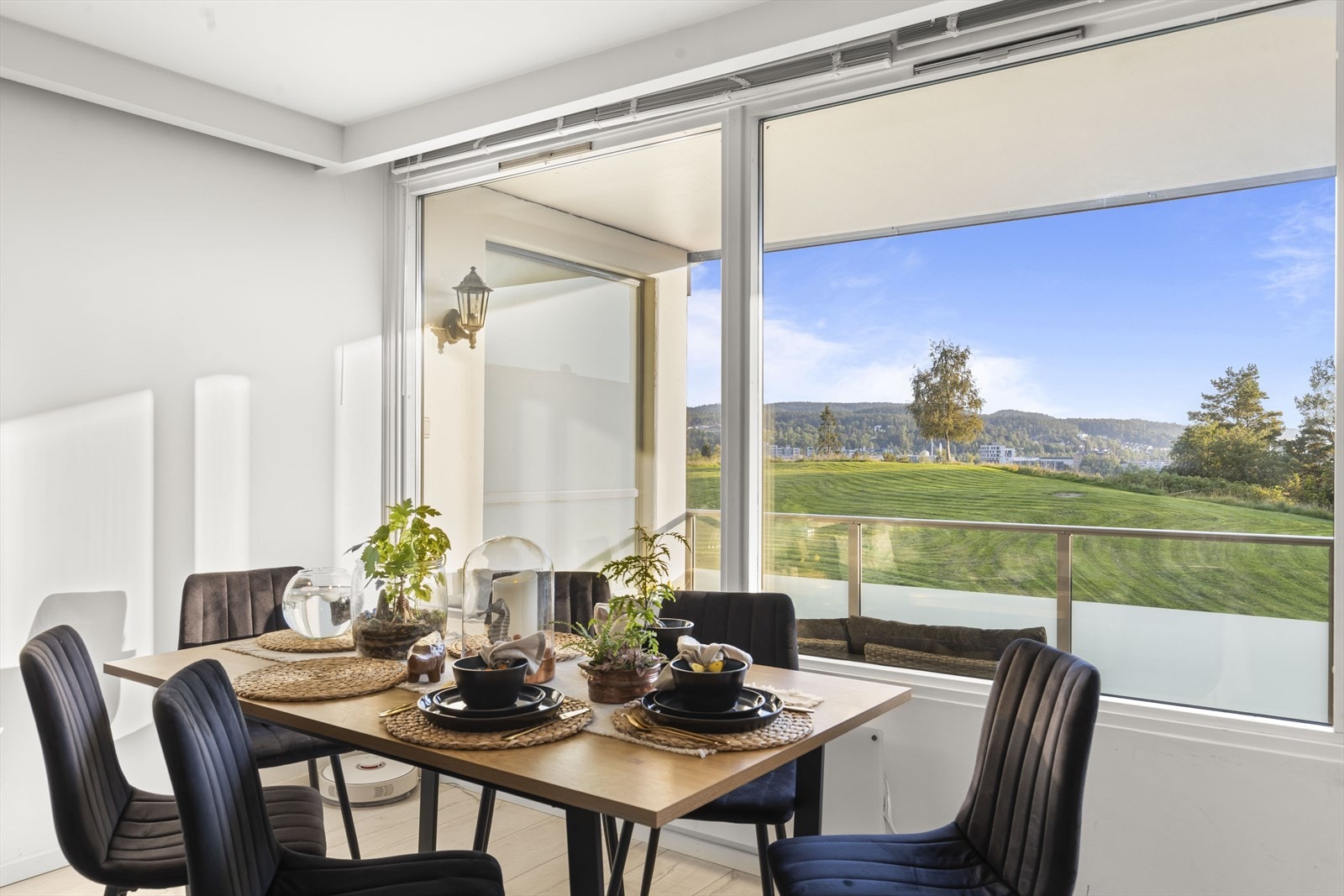 Stuen har store gode vindusflater som gir godt med naturlig lys og en god atmosfære Galleribilde