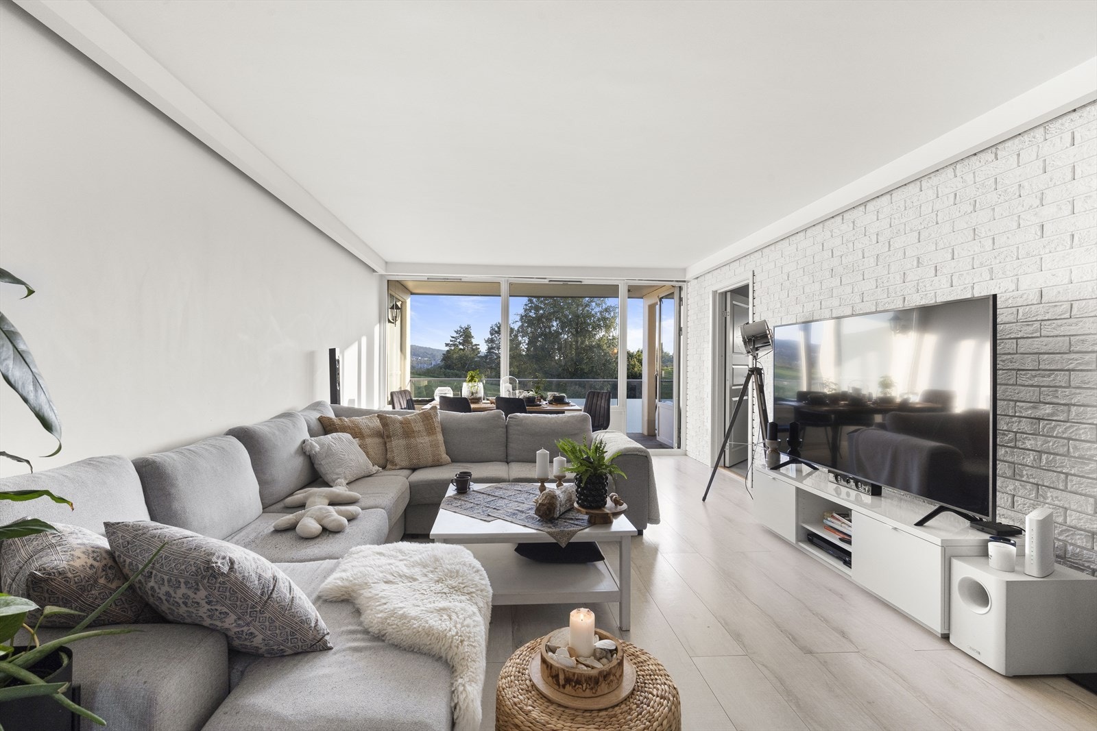 Rommet er romslig og har fin utforming hvor man enkelt kan innrede og møblere etter eget ønske Galleribilde