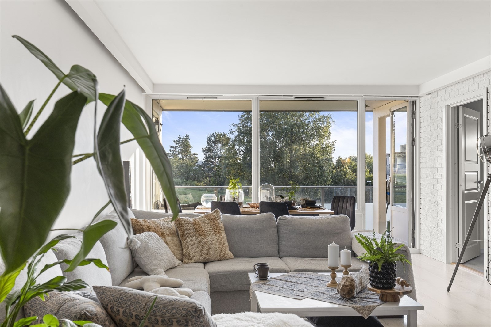 Her er det god plass til en hyggelig sittegruppe og tilhørende møblement Galleribilde