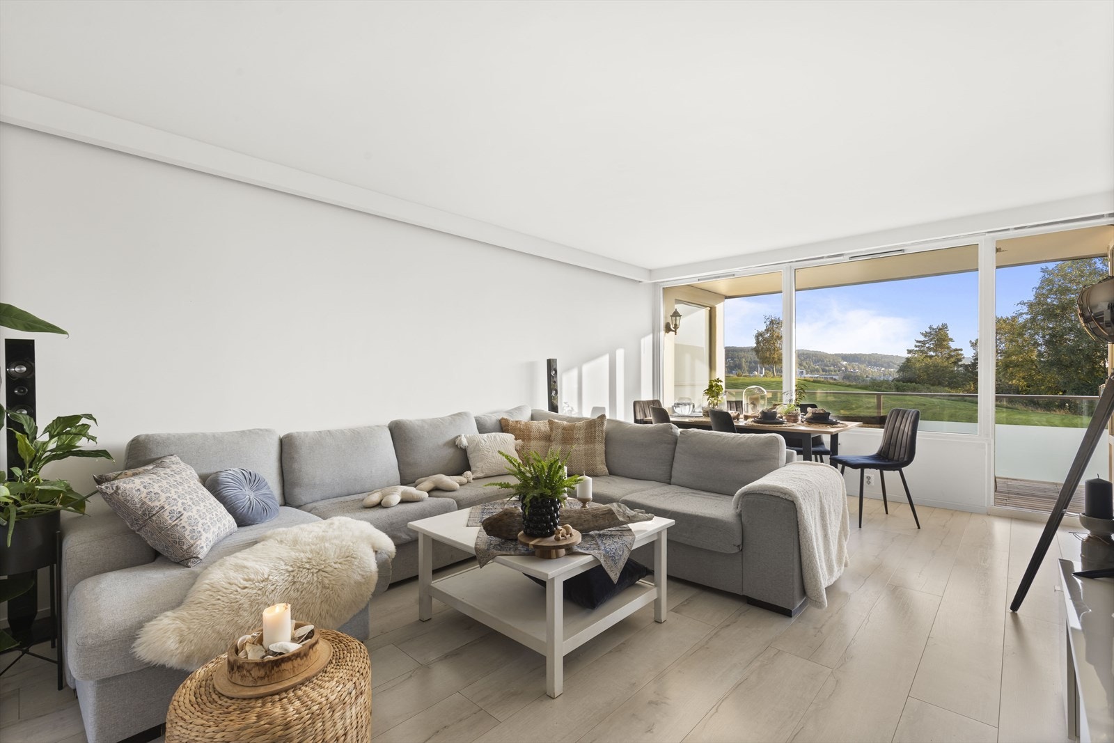 Romslig og tiltalende stue med lys og luftig romfølelse Galleribilde