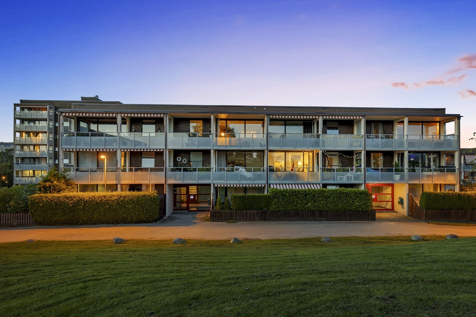 Leiligheten er beliggende i blokkens toppetasje i en pen lavblokk. Galleribilde