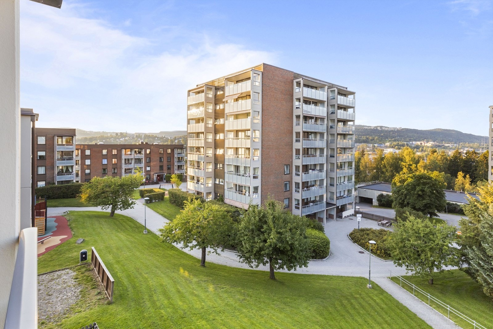 Utsyn over nærområde fra balkongen Galleribilde