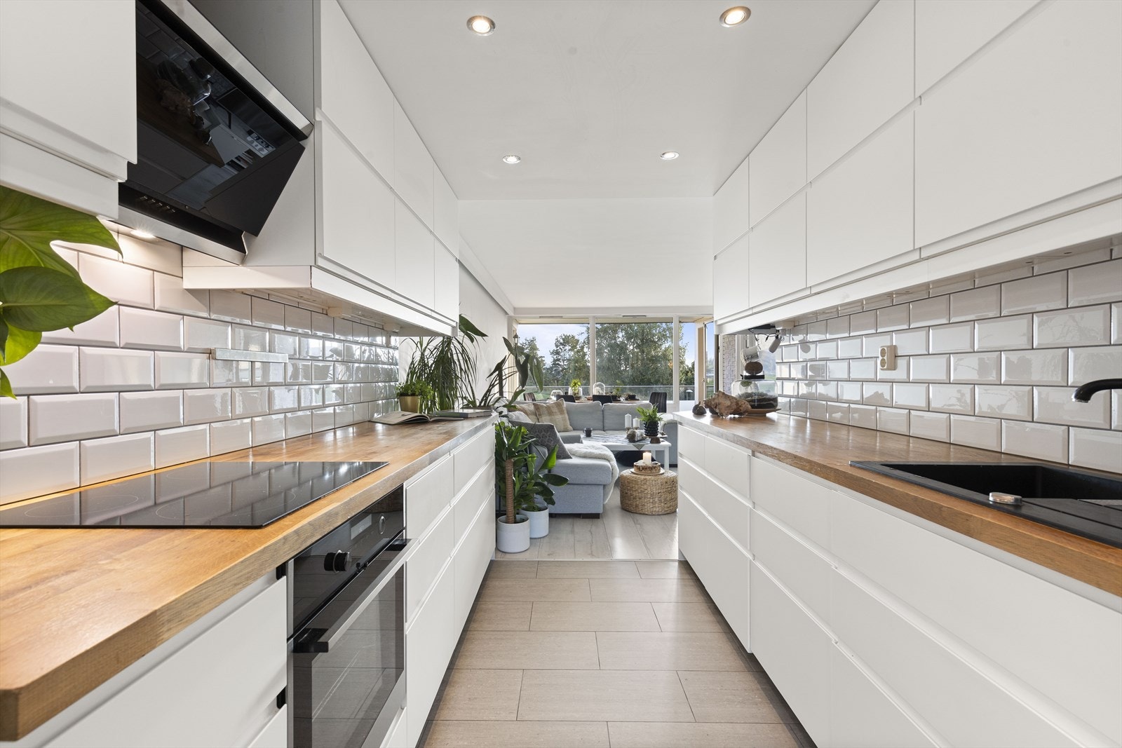 Godt med skap og -benkeplass på kjøkkenet og integrerte hvitevarer Galleribilde