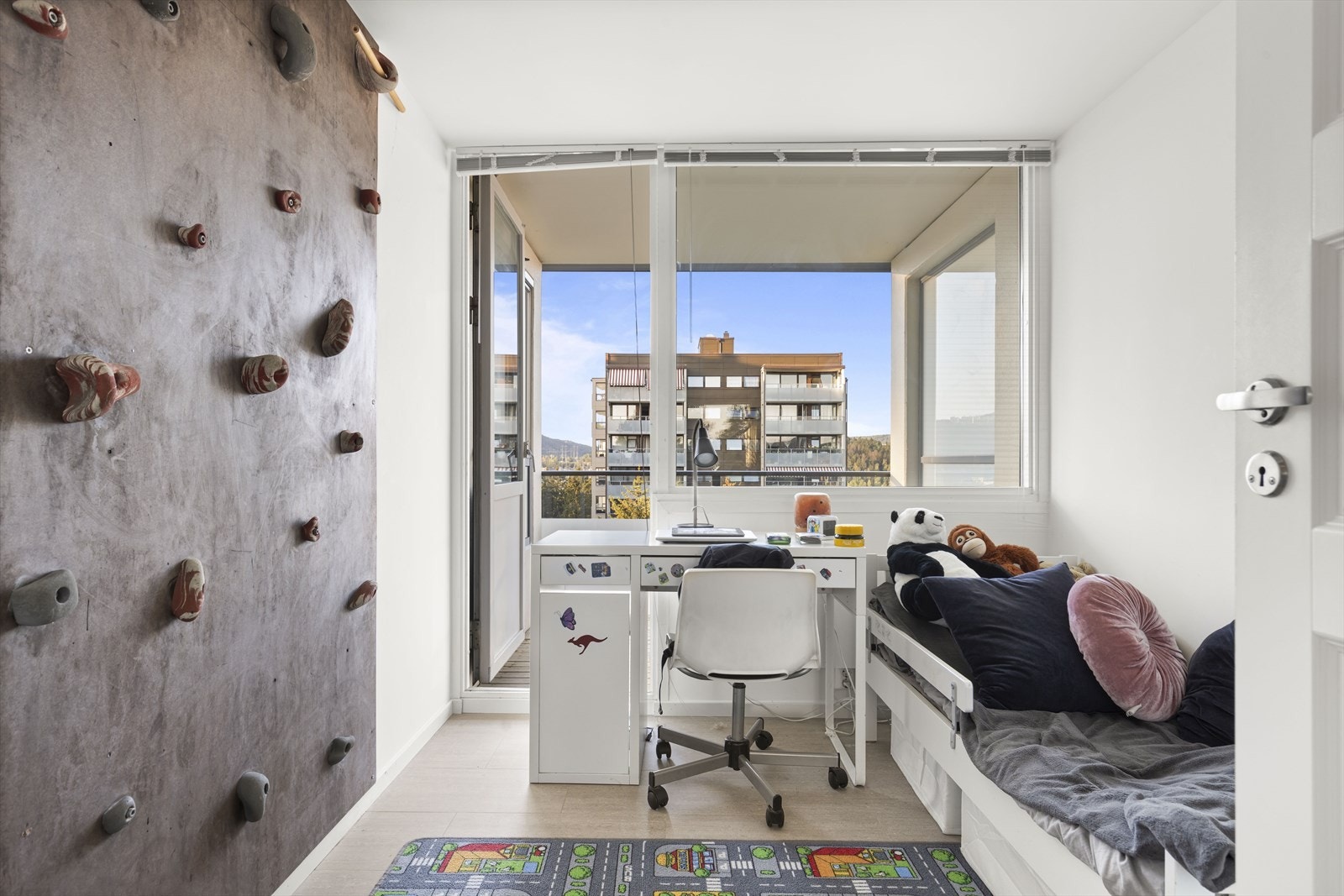 Soverom 3 er ligger i tilknyttning til kjøkkenet og har egen balkong. Egner seg godt som barnerom, gjesterom eller kontor. Galleribilde