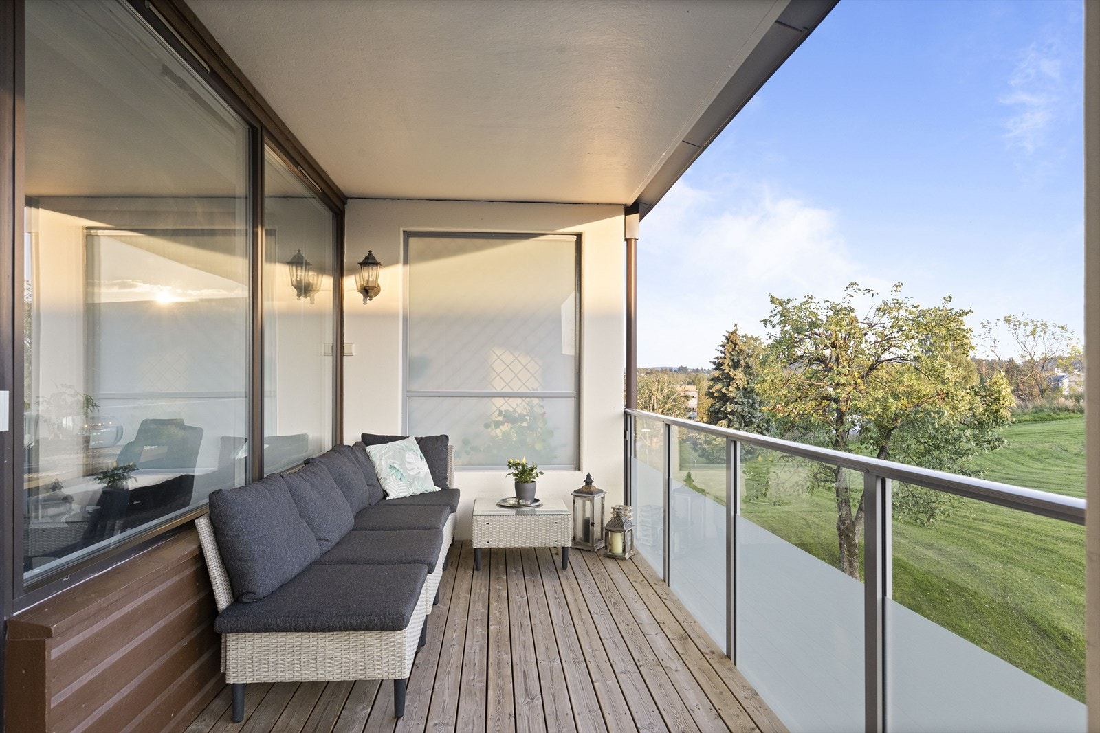 Romslig og herlig balkong med syd-vestvendt beliggenhet. Galleribilde