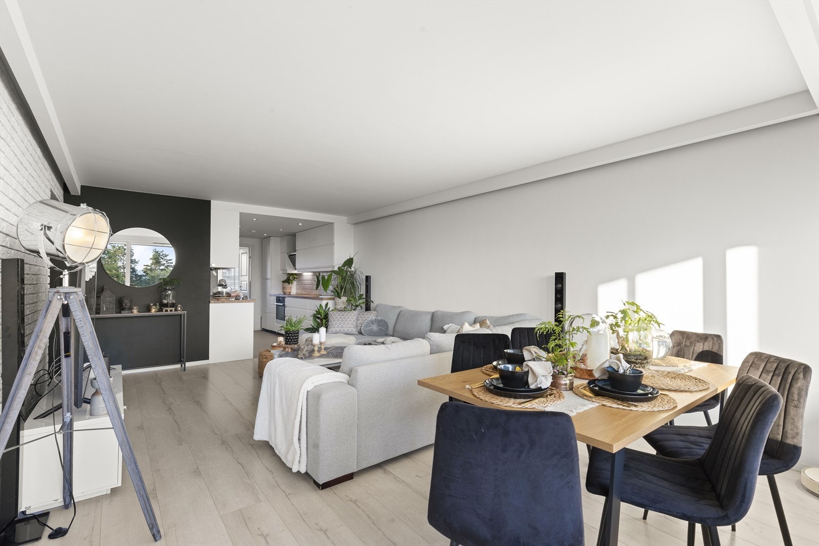 Her er det god plass til spisegruppe for å samle venner og familie Galleribilde