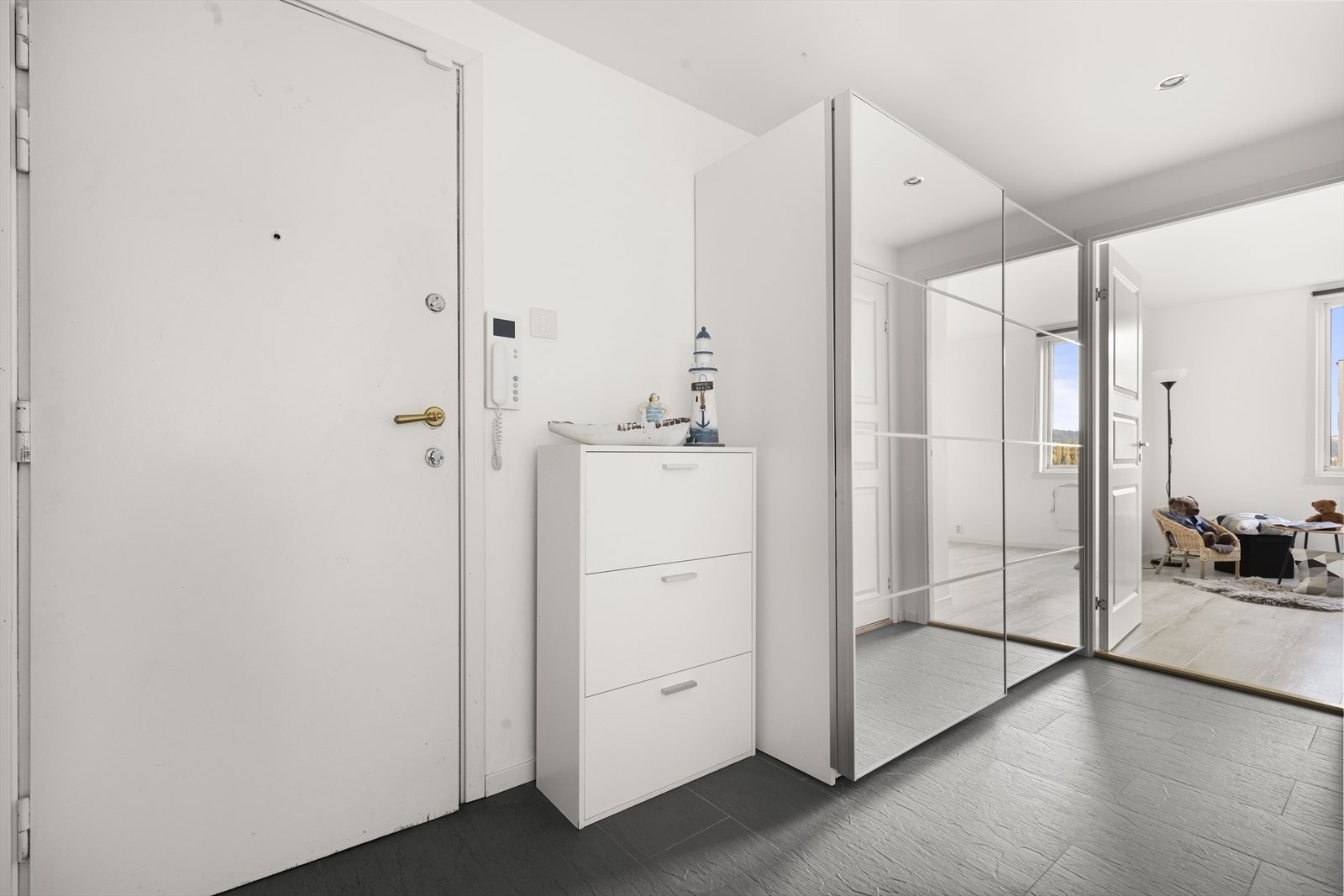 Her blir du møtt av en lys og hyggelig entré. Her er det et stort garderobeskap for oppbevaring av klær og sko. Galleribilde