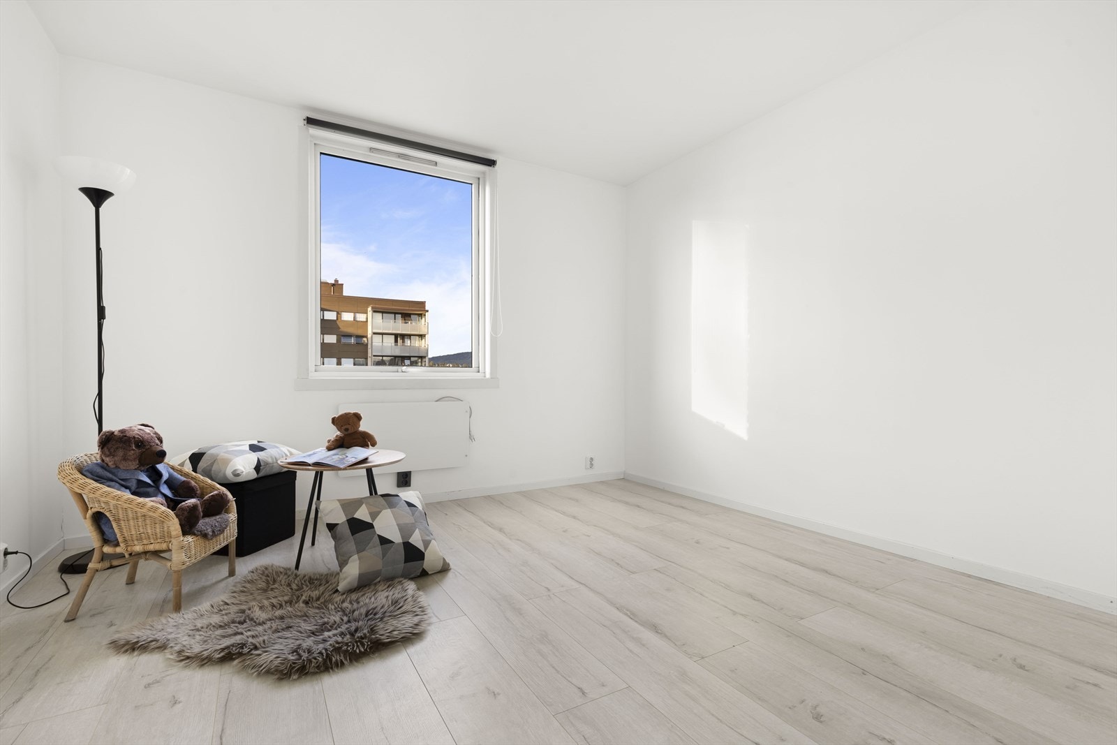 Soverom 2 er av god størrelse og har plass til både dobbeltseng og tilhørende nattbord. Galleribilde