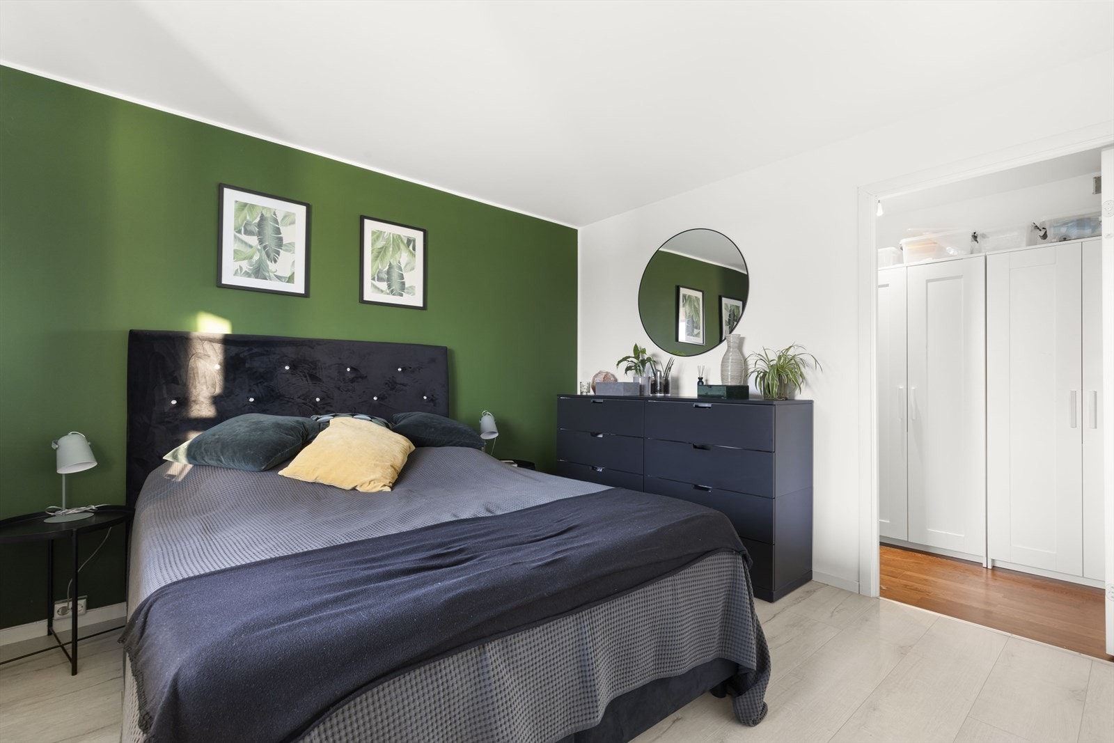 På hovedsoverommet er det direkte adkomst til en bod og godt med garderobeskap. Galleribilde