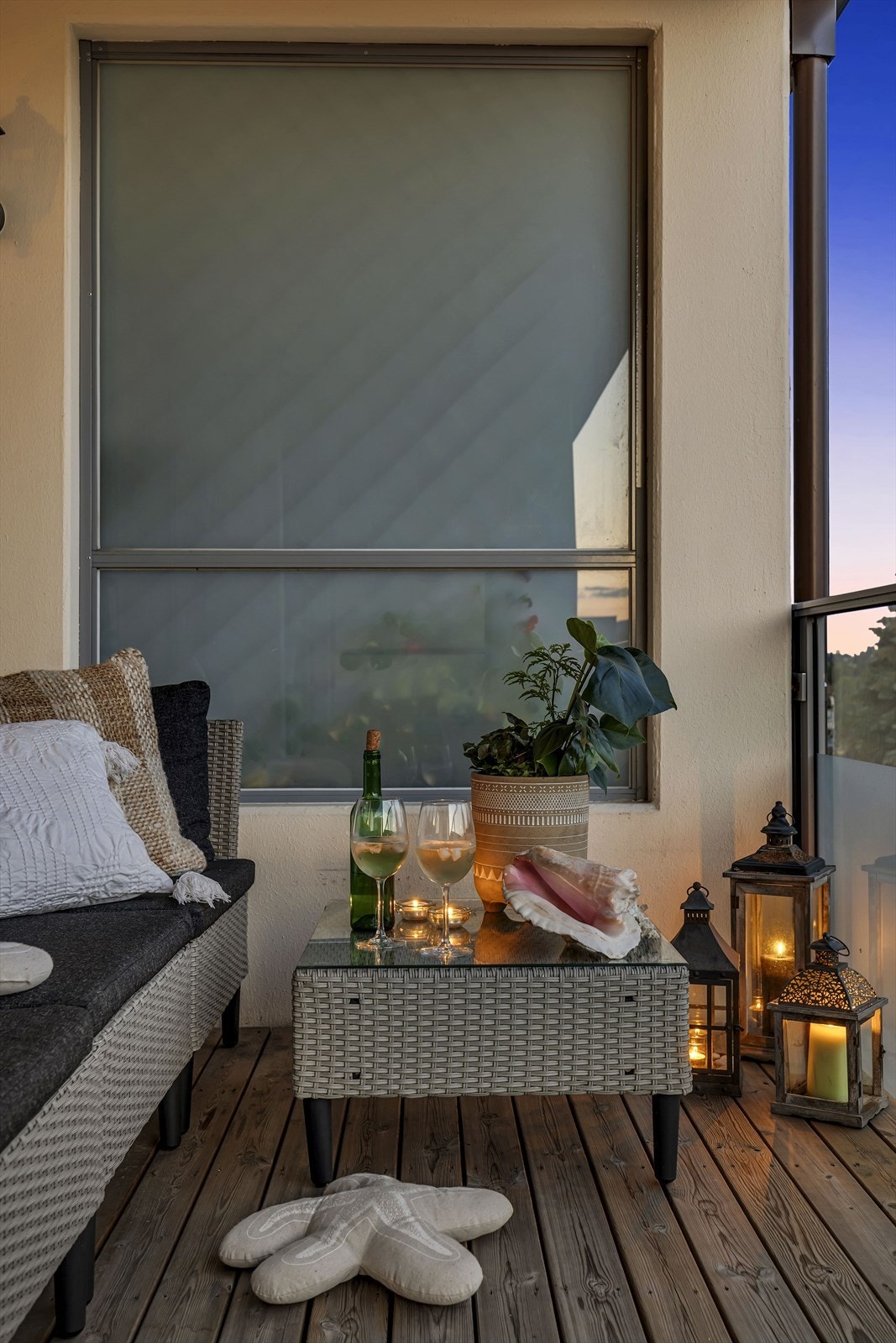 Herlig balkong hvor du kan nyte sene sommer og høstkvelder Galleribilde