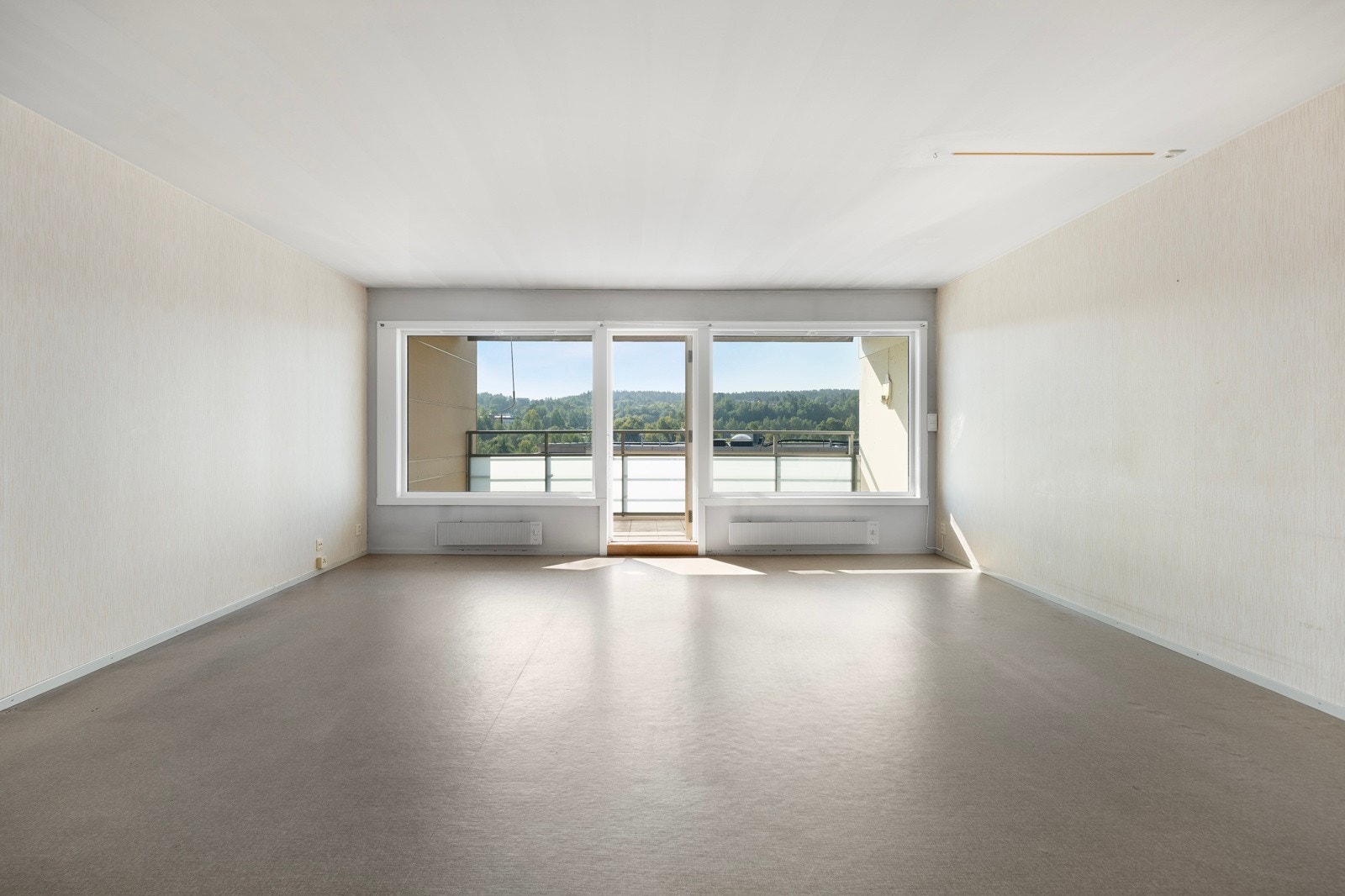 Romslig stue som fint kan deles opp i flere soner. Galleribilde