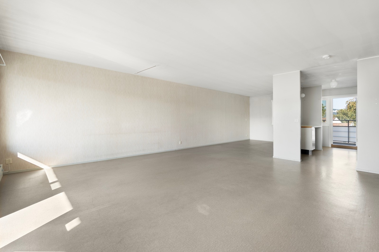 Delvis åpen løsning mellom stue og kjøkken. Galleribilde