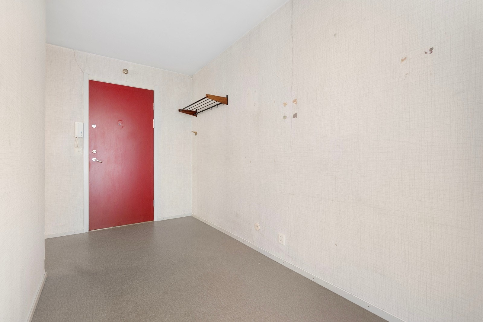 Romslig entré med god plass til skohyller og knaggrekker for oppbevaring. Galleribilde