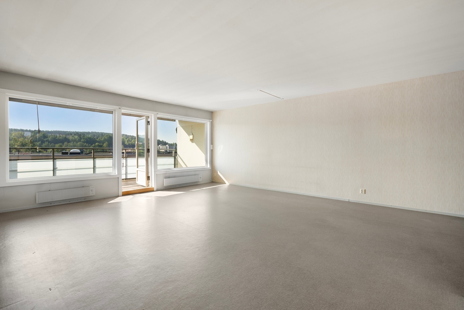 Fra stuen er det utgang til balkong på 10 kvm. Leiligheten er en toppleilighet som gir en luftig og flott utsikt. Galleribilde