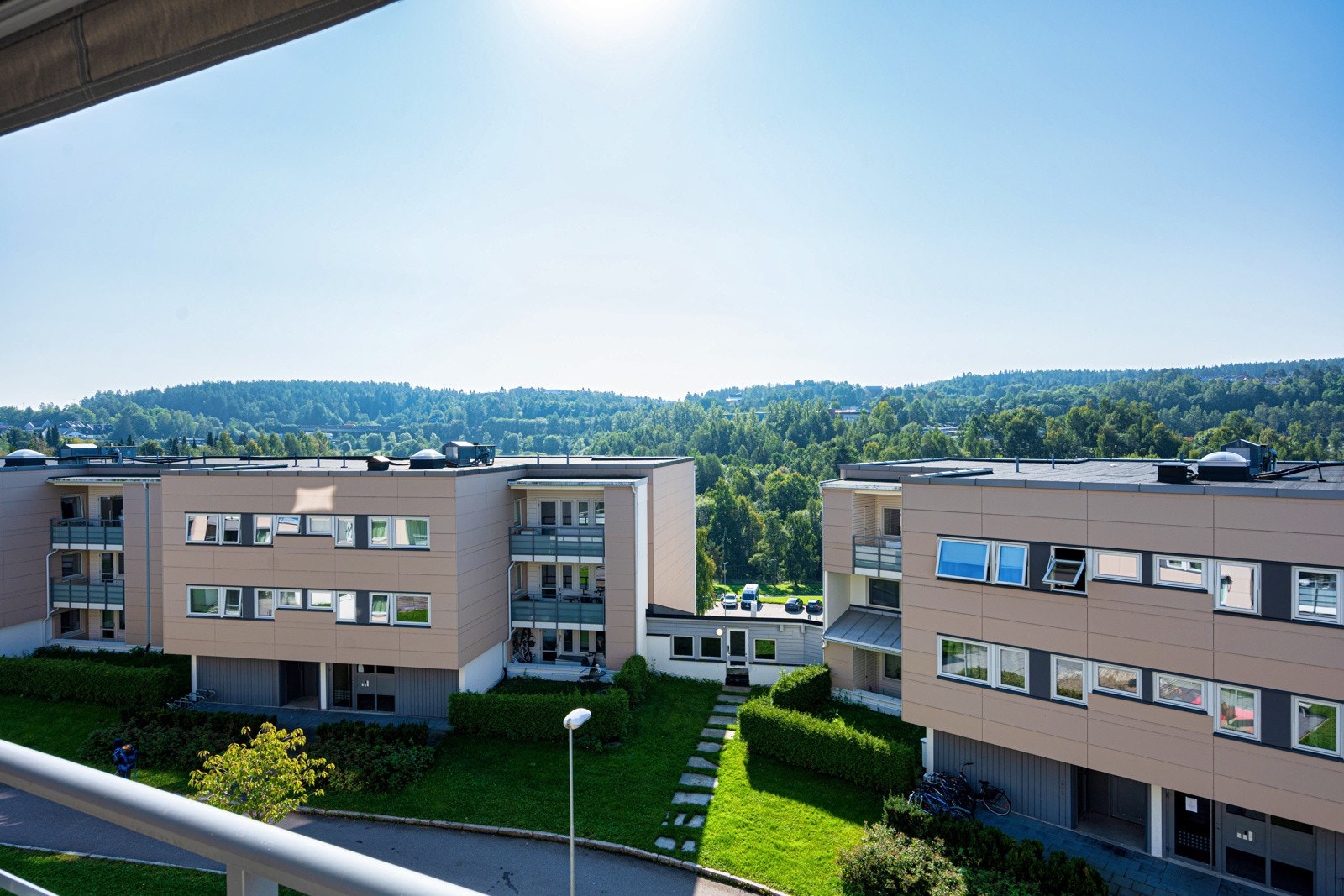 Velkommen til Høybråtenveien 17B - Stor andelsleilighet med attraktiv og barnevennlig beliggenhet på Høybråten. Presentert av Robert Borgås ved PrivatMegleren. Galleribilde