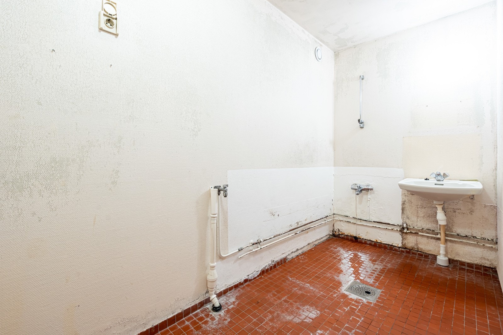 Opplegg for badekar, servant og vaskemaskin. Det er plastsluk men ingen membran er konstatert. Galleribilde