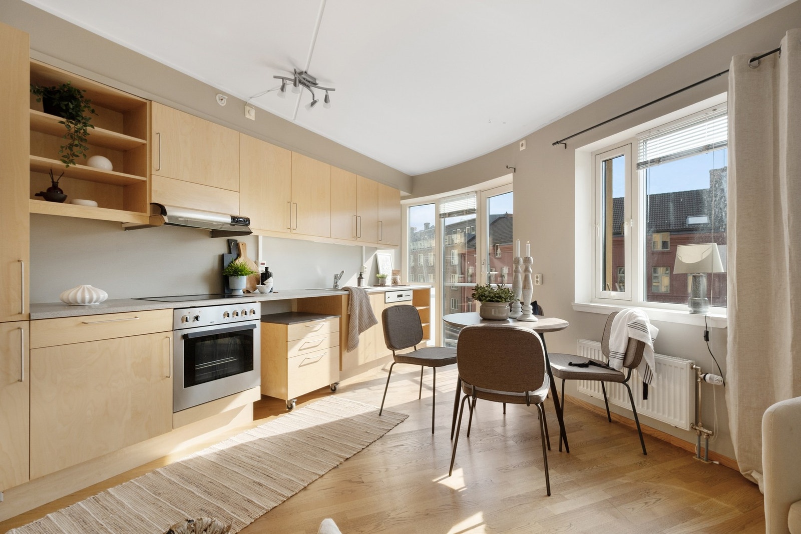 Det er plass til et koselig frokostbord ved kjøkkenet. Galleribilde