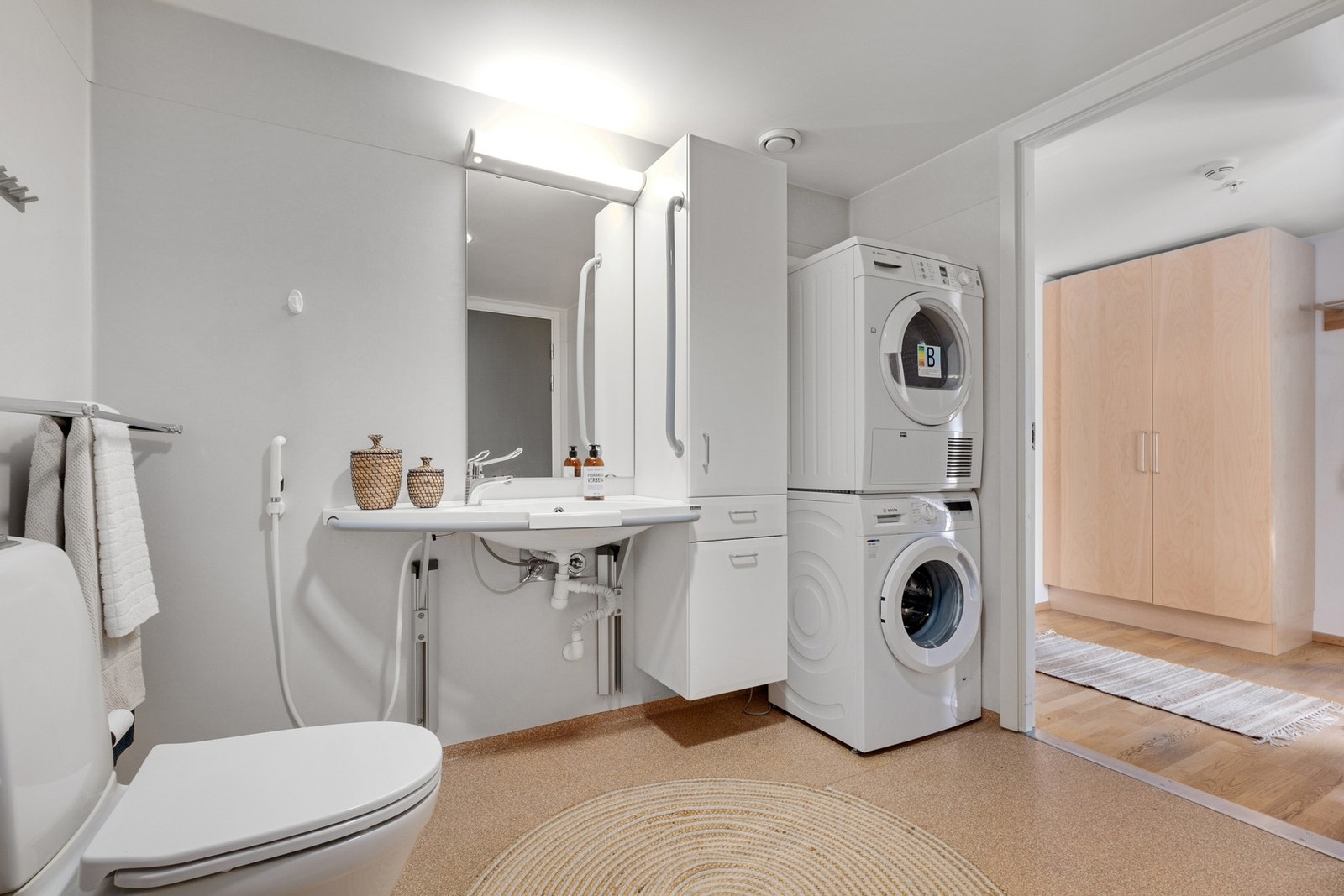 Badet er utstyrt med bl.a. klosett, dusjhjørne, servant og opplegg til vaskemaskin. Galleribilde