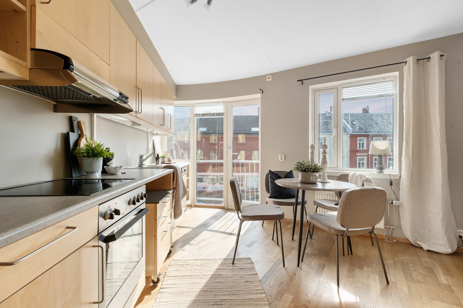 Kjøkkenet har rikelig med benk og skap plass. Galleribilde