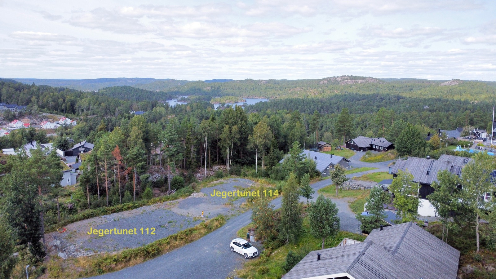 Tomtene ligger umiddelbart ved det etablerte Jegertunet Feriesenter med fasiliteter som kafe, basseng, tennisbaner og lekeområder rundt. Galleribilde