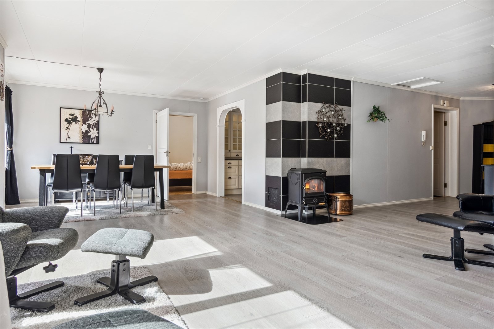 Stue med mulighet for vedfyring Galleribilde