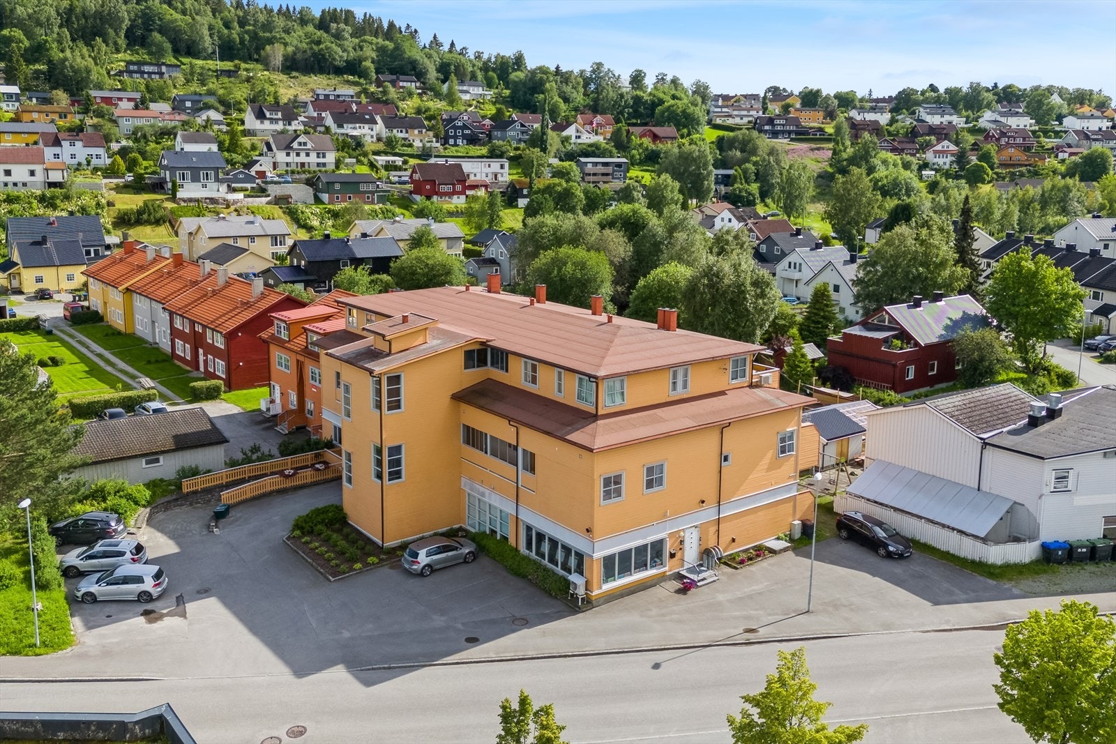 Sameiet ligger like ved butikk, skole og idrettsanlegg. Galleribilde