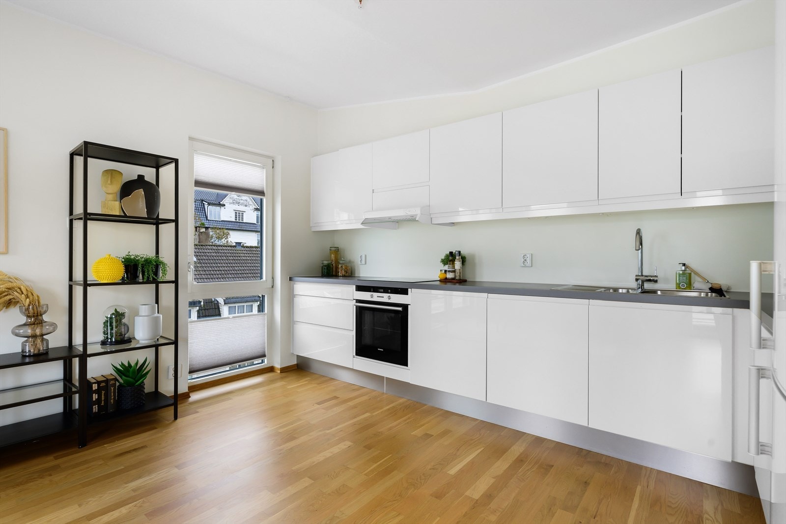 Det er åpen stue/kjøkken løsning. Kjøkken har moderne slette flater i front. Galleribilde