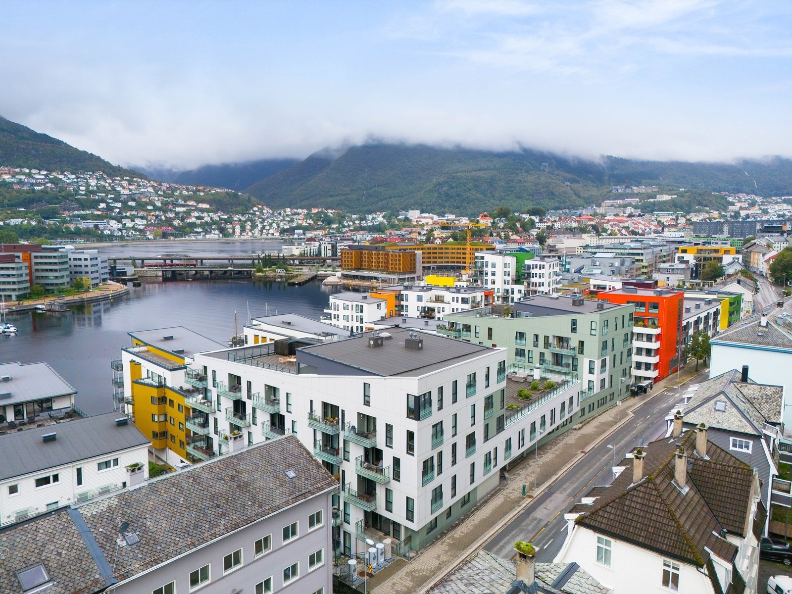 Toppleilighet i moderne bygg langs Puddefjorden Galleribilde