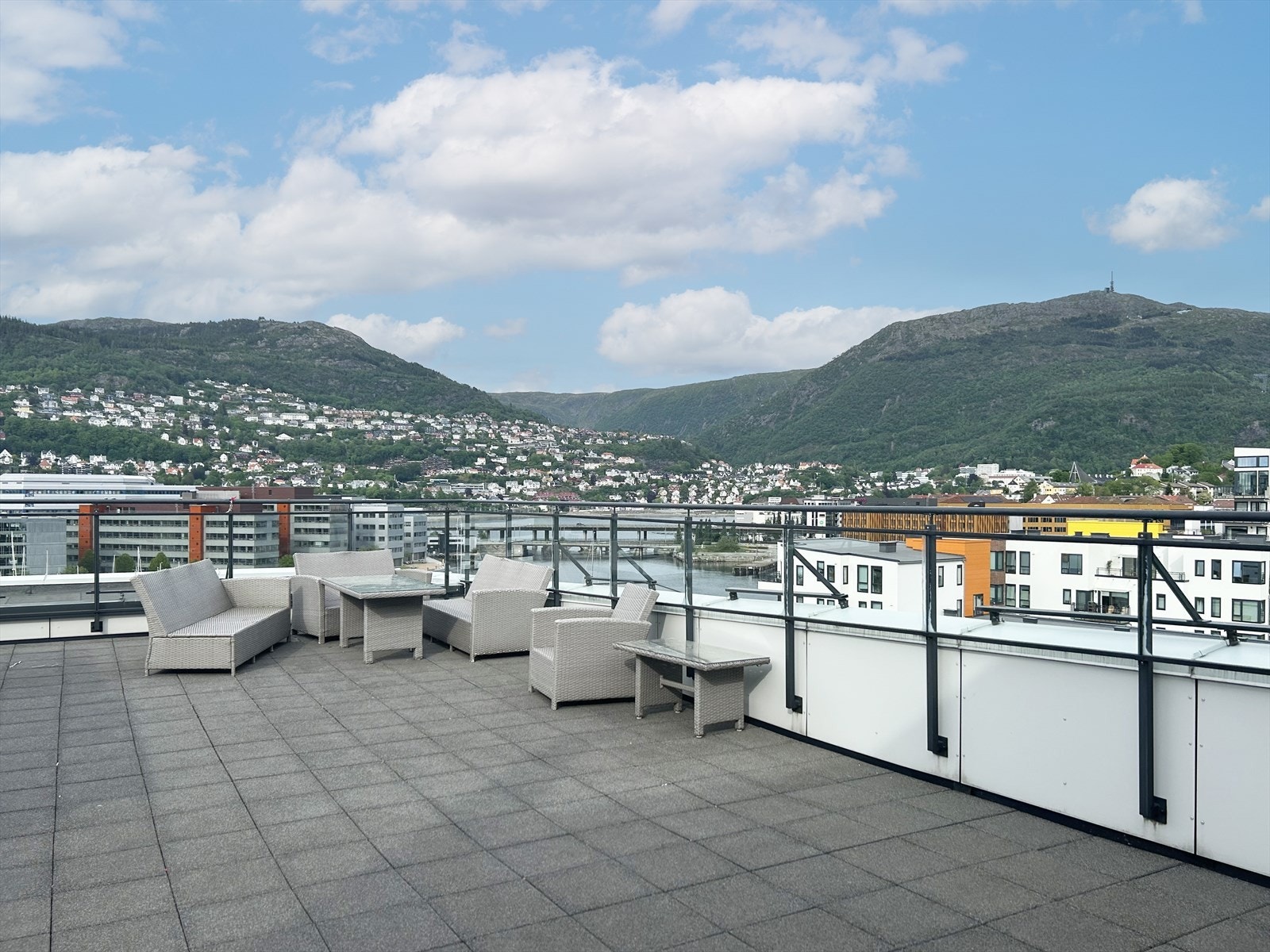 Rett over gangen har man tilkomst til en stor og herlig felles takterrasse. Galleribilde