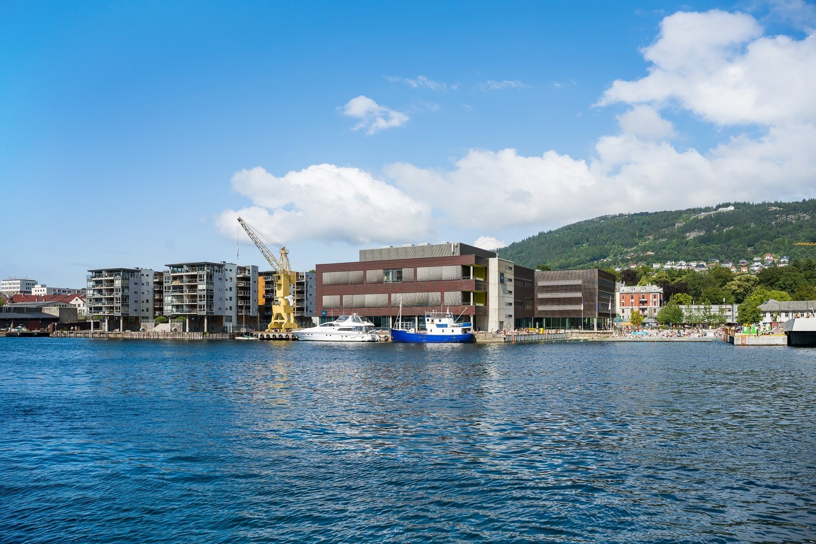 Rett over fjorden har man bl.a. BI og den populære bystranden Galleribilde