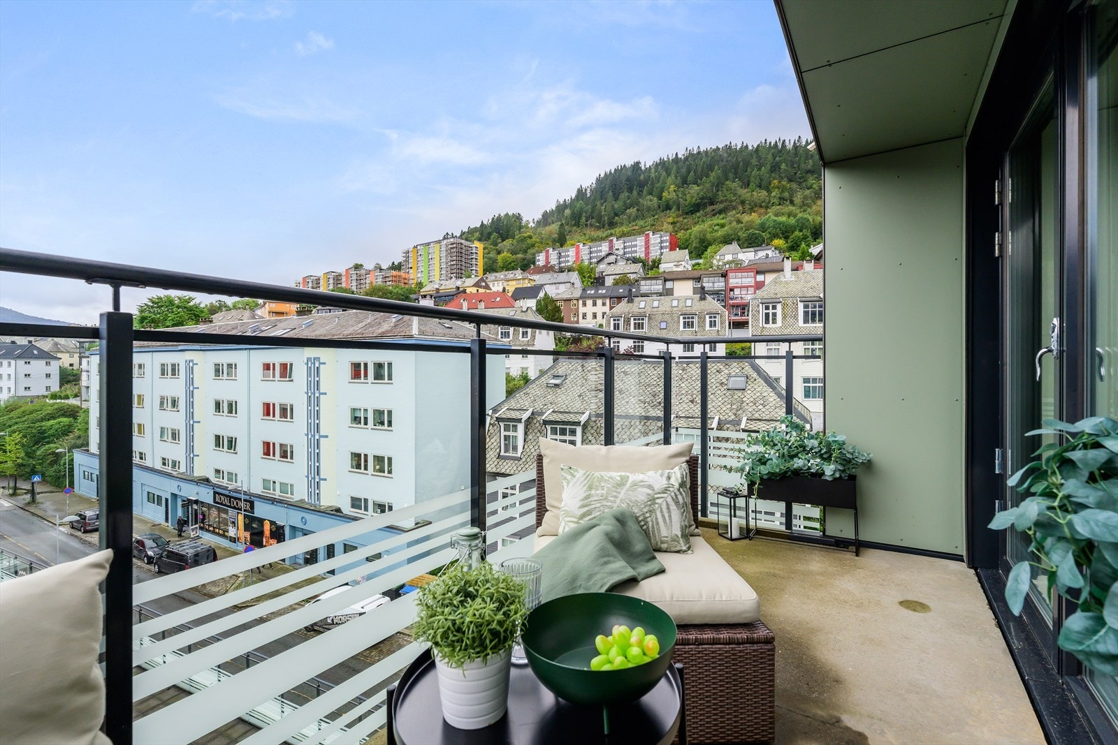 Koselig balkong med pen utsikt. Her kan du nyte varme sommerdager. Galleribilde