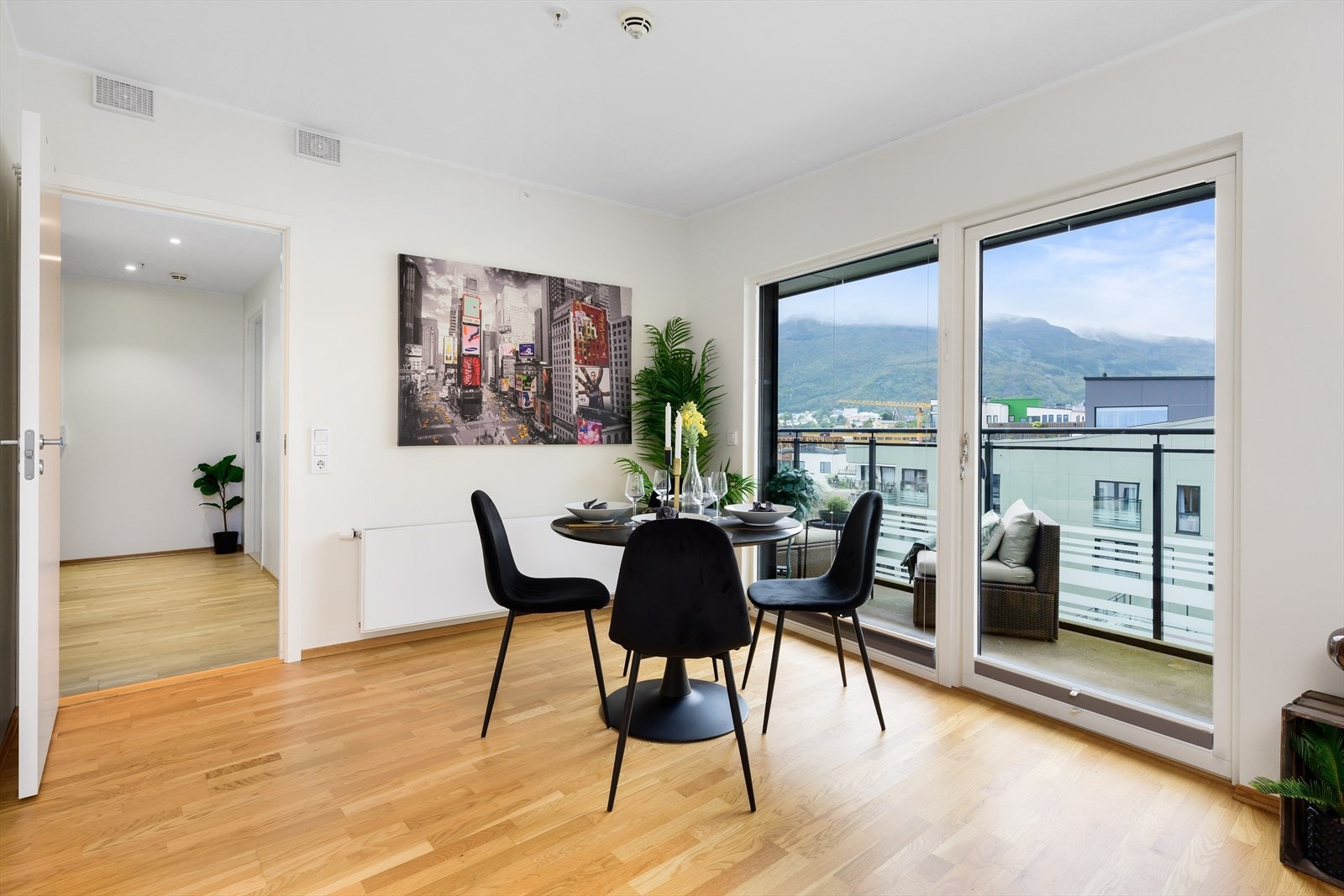 Koselig sittegruppe ved utgang til balkong. Herfra kan man nyte pen utsikt mot Ulriken. Galleribilde