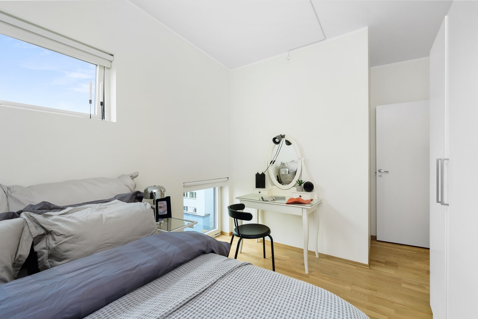 Soverom nr. 1 er av god størrelse. Det er malte slette vegger, og parkett på gulv. Galleribilde