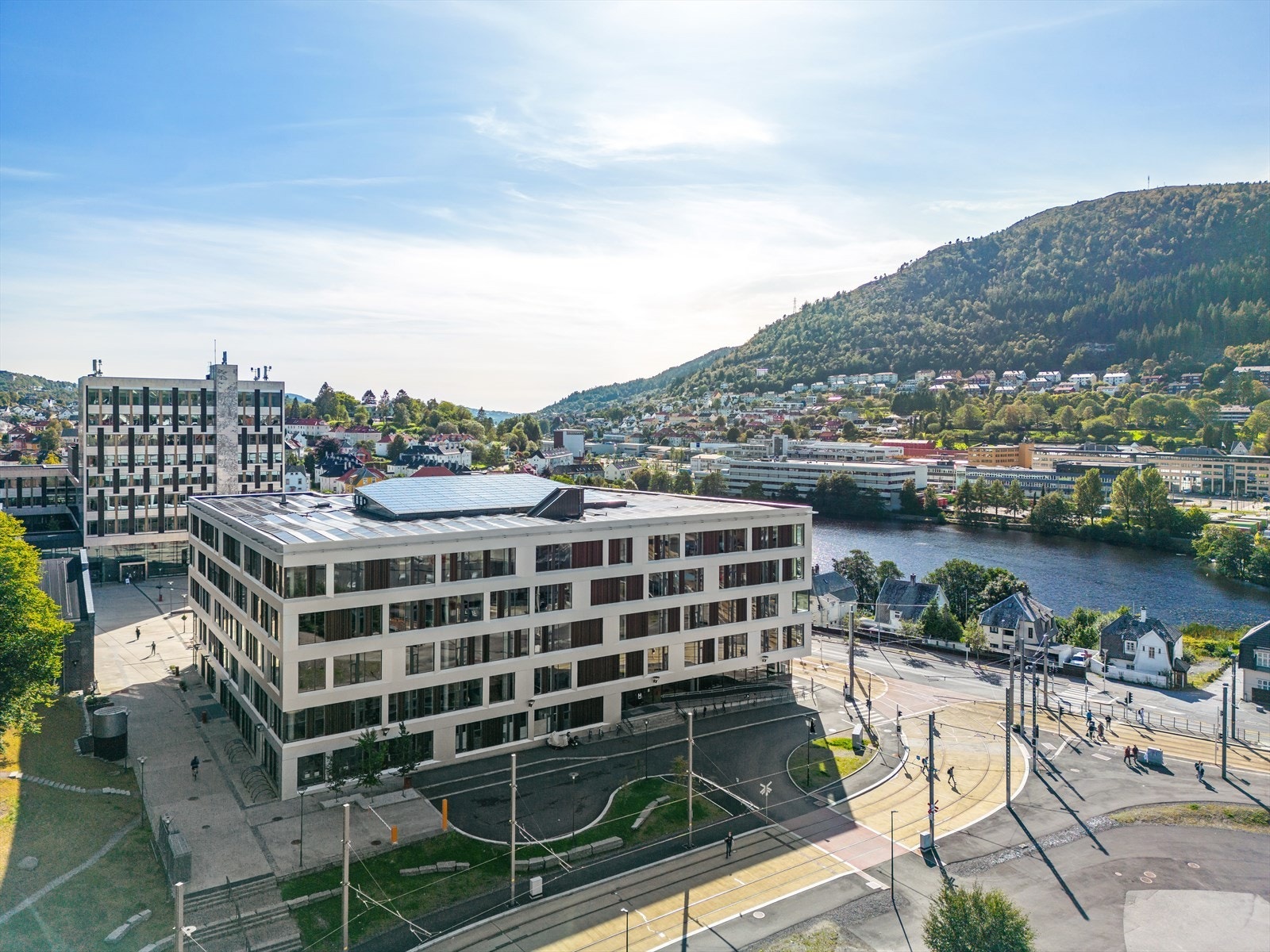 Det er kort vei til HiB Galleribilde