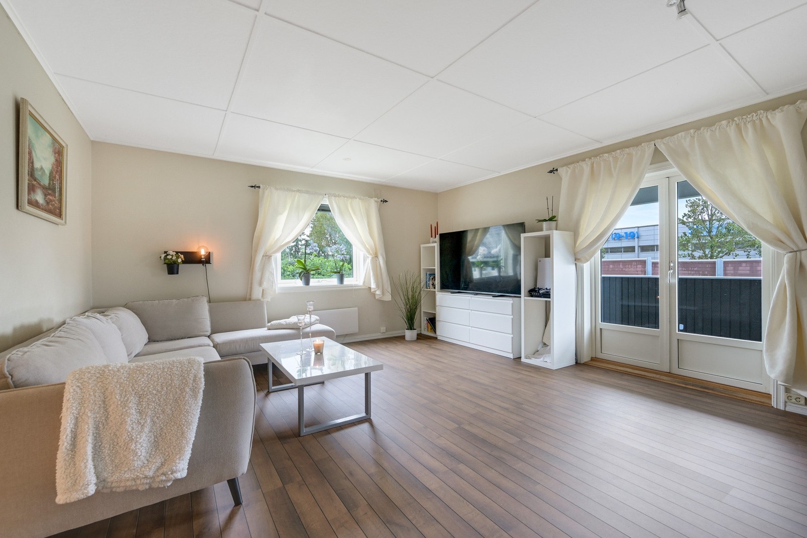 Lys og trivelig stue med utgang til overbygd balkong samt egen hage. Galleribilde